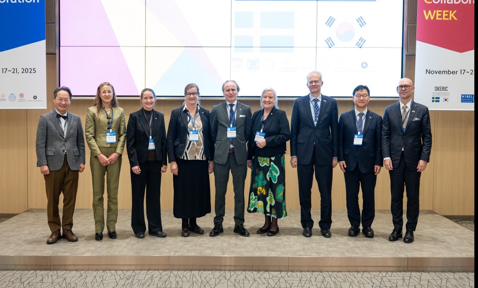 (오른쪽부터) Lars Hammarström 주한스웨덴대사관 과학혁신참사관, 고려대 이헌정연구처장, karl-olof andersson 주한스웨덴대사, christina murray kth 부총장, christofer edling 룬드대 부총장, katrine riklund 우메아 대 부총장, charlotte Platzer Bjorkman 웁살라대 부총장, Mette Sandoff 예텐보리대 부총장, 서울대 강건욱 창업지원단장